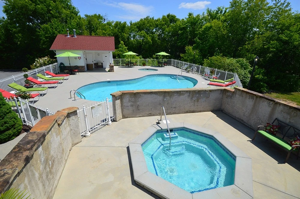 outdoor pool and hot tub at Appleview River Resort
